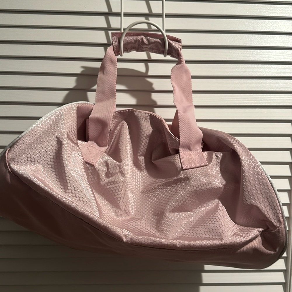 NWT Reebok Crossbody Ladies Gym Bag with lots of room. Easily fits into …